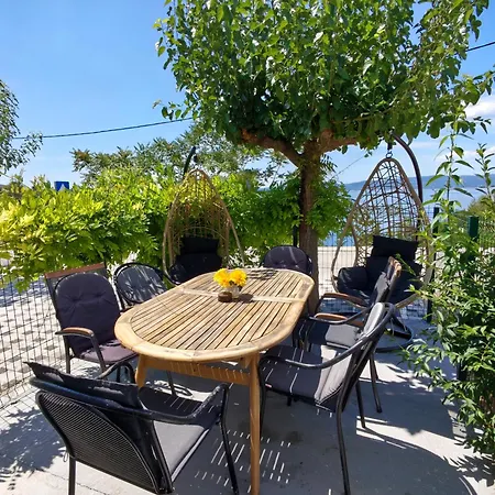 شقة Brela, Cozy House With A Beautiful Sea View بريلا